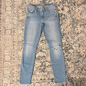 MOTHER DENIM Looker Ankle Fray in Love Gun